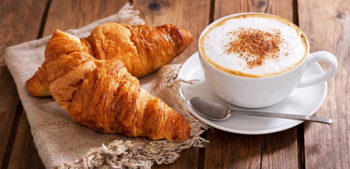 colazione cornetto e cappuccino