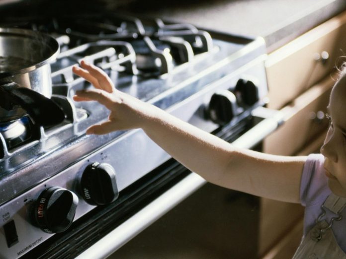 Una bambina corre un serio pericolo in cucina.