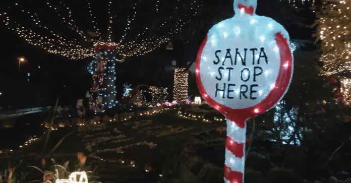 Il cartello di Stop che indica la fermata di Babbo Natale.
