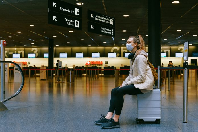 Ragazza in attesa in aeroporto
