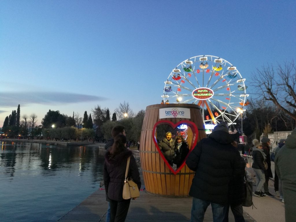 L'inconfondibile ruota panoramica di Bardolino.