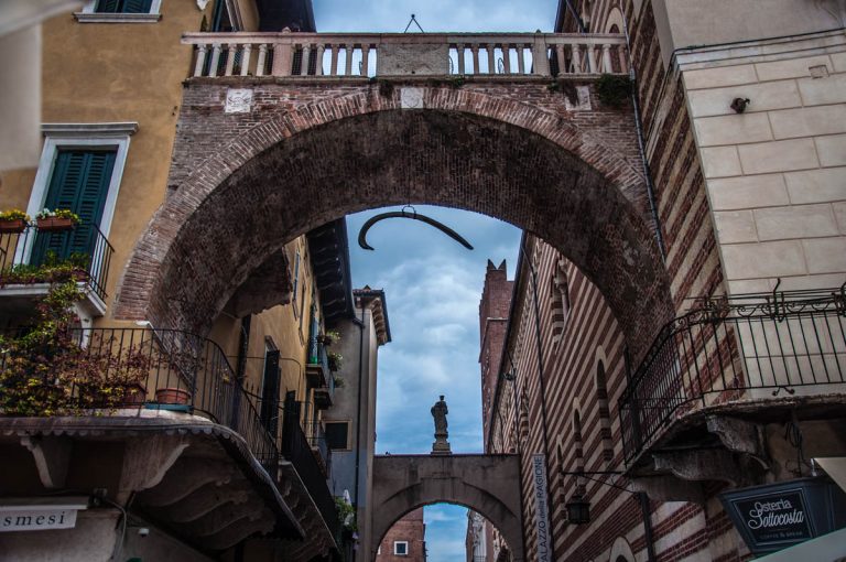 L’Arco della Costa, tra misteri e leggende