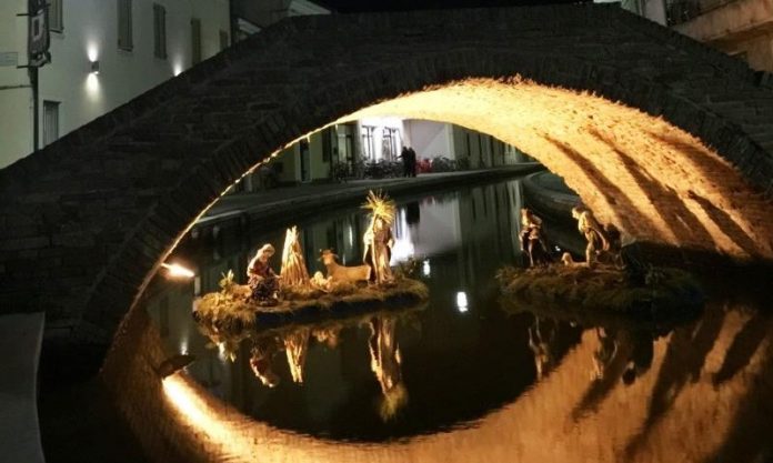 Un suggestivo scorcio di un presepe sull'acqua a Comacchio.