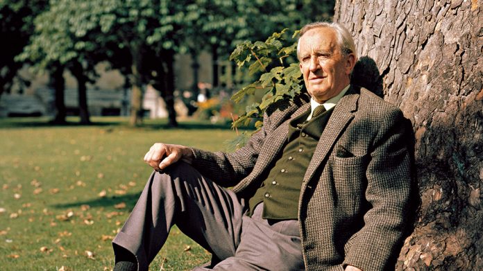Tolkien in una foto degli anni Settanta.