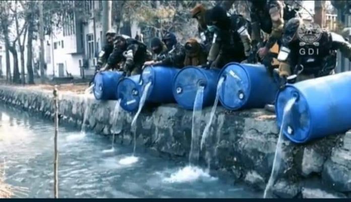 afghanistan-alcool I talebani versano l'alcol in un canale.
