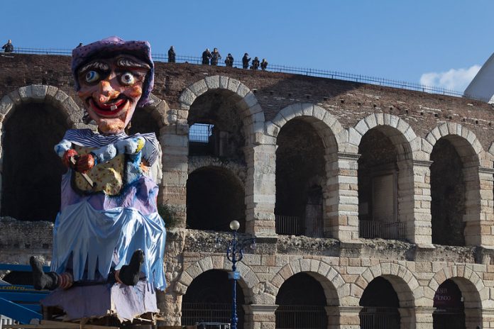 La Befana ai piedi dell'Arena di Verona.