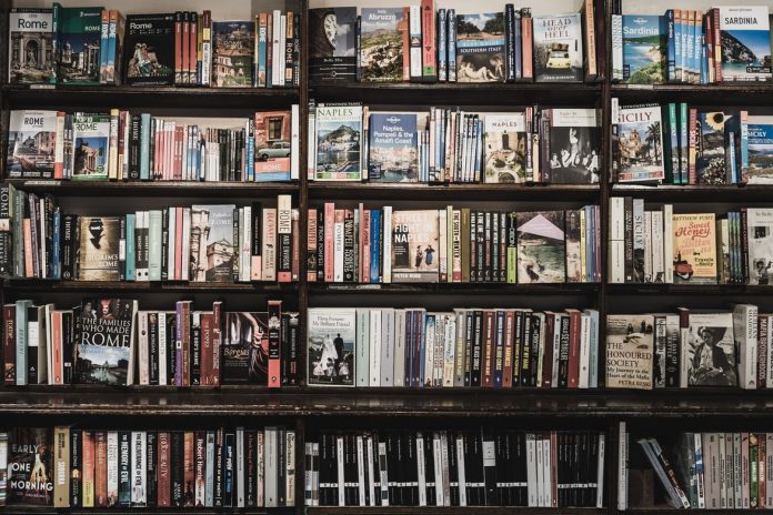 Libri su uno scaffale.