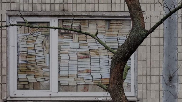 Un muro di libri contro la guerra