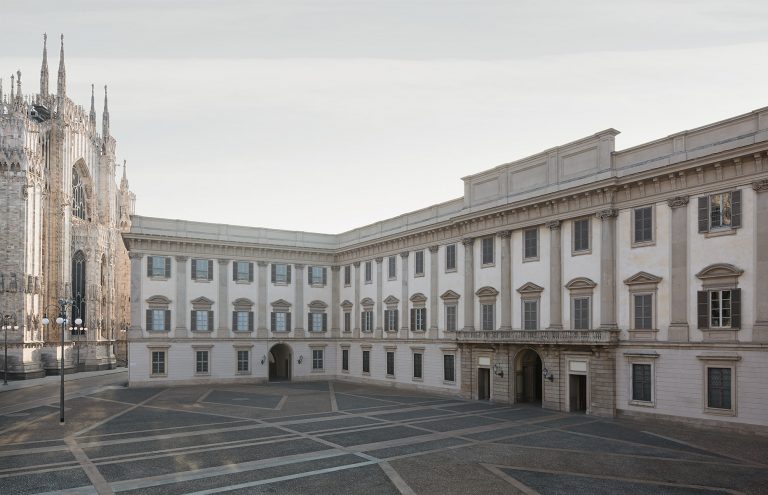 Pretende di essere un erede dei Savoia e cerca di introdursi nel Palazzo Reale