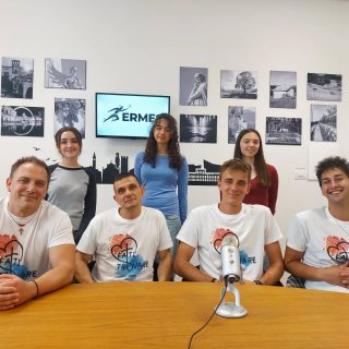 Le classi terze dei licei Alle Stimate hanno avuto l’opportunità di entrare in contatto con l’associazione onlus Nuovi Orizzonti, fondata da Chiara Amirante, grazie alle testimonianze di alcuni membri della comunità.Nuovi Orizzonti è una Comunità internazionale che si pone l’obiettivo di intervenire in tutti gli ambiti del disagio sociale, prestando particolare attenzione alle problematiche che caratterizzano il mondo giovanile.Articolo e video-intervista a cura di @nicole__frt @caterina_bricolo e @vittoria.nicolishttps://ermesverona.it/2025/10/01/nuovi-orizzonti-i-testimoni-della-luce/@nuovi.orizzonti