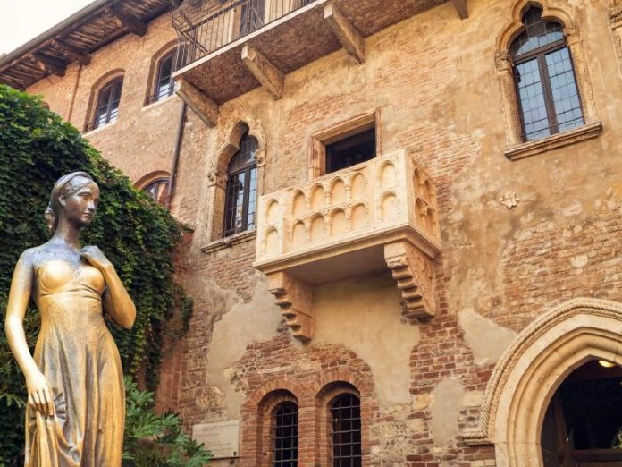 La statua di Giulietta e il celebre balcone.