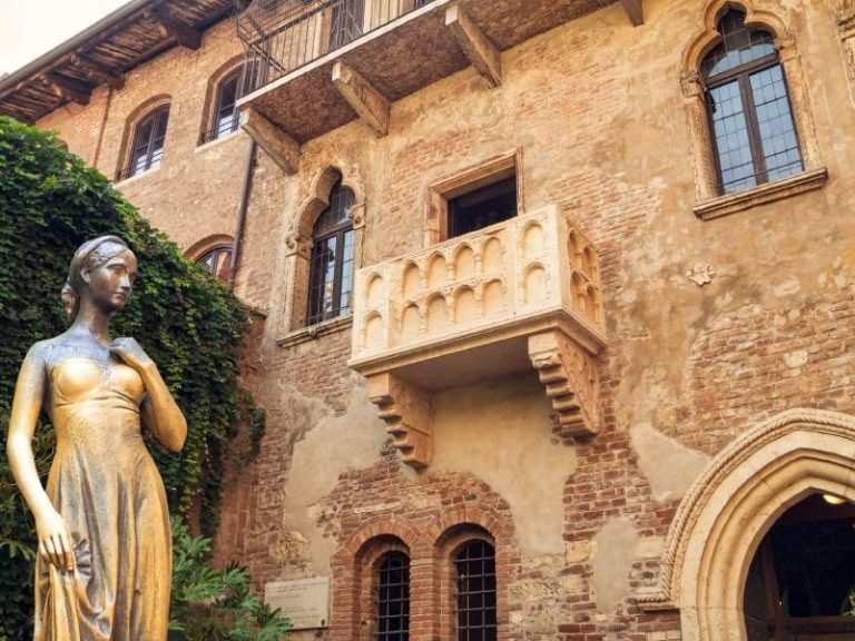 La statua di Giulietta e il celebre balcone.