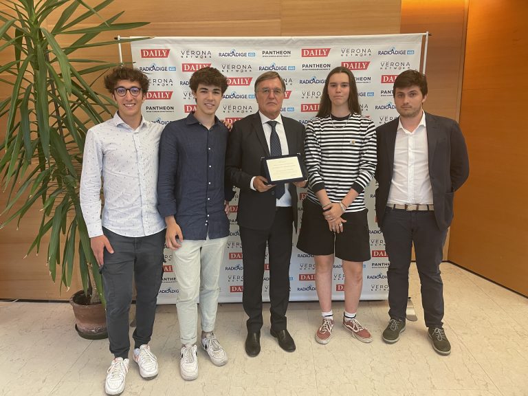 Umberto Fasol con Giovanni Bellorio e il team vincitore del Premio Formazione e Lavoro.