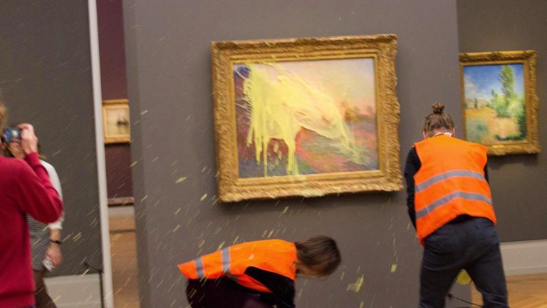 Attacco all’arte per difendere l’ambiente
