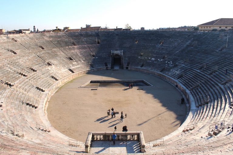 L'interno dell'anfiteatro areniano.
