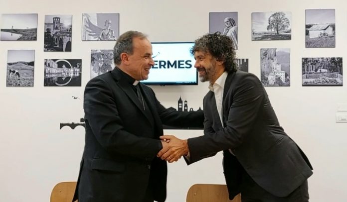 Vescovo sindaco stretta di mano Stretta di mano fra il vescovo Pompili e il sindaco Tommasi