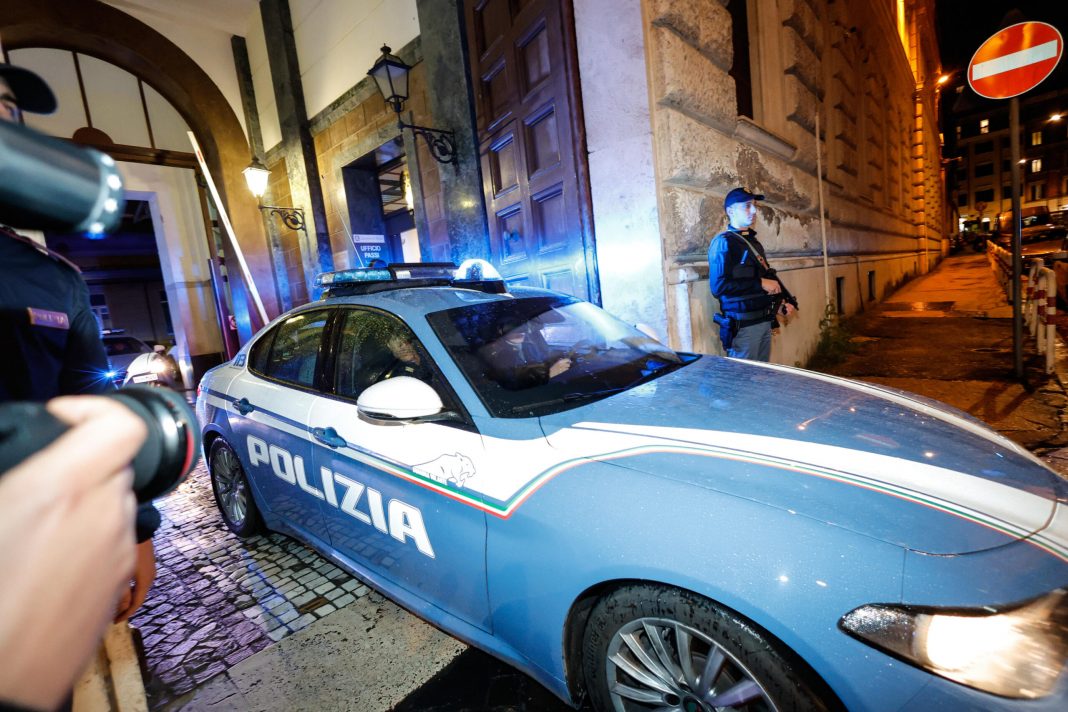 Giandavide De Pau, l'uomo fortemente sospettato di essere l'autore del triplice femminicidio, lascia la Questura per essere trasferito al carcere di Regina Coeli (Foto: Ansa)