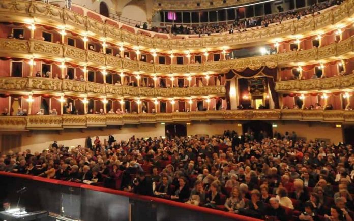 Un teatro filarmonico pieno di persone. Foto da Verona Sera