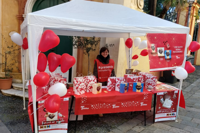 Volontari Telethon Un gazebo di volontari Telethon.