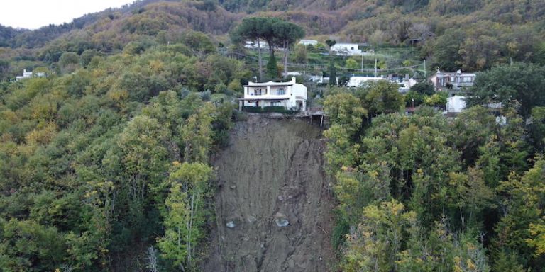 Frana a Ischia, morti e distruzione dietro l’ombra dell’abusivismo