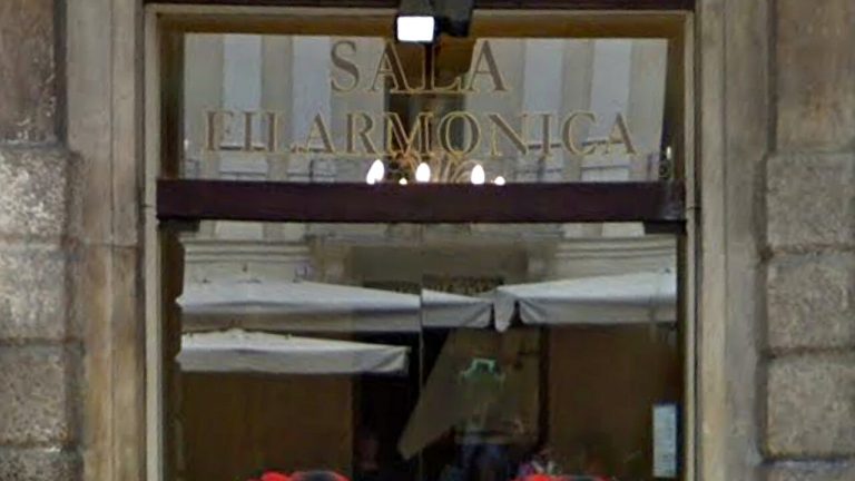 Un uomo ubriaco spacca le vetrate del teatro Filarmonico