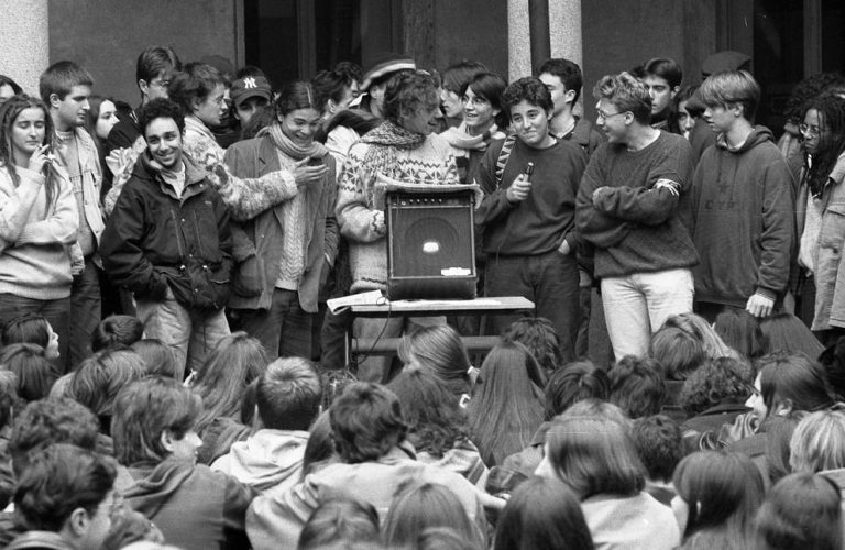 Ex insegnante ritrova gli oggetti sequestrati agli alunni: “Quanti biglietti “cioccati”, era diventato un gioco.”
