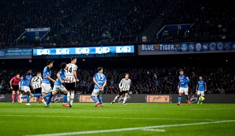 Napoli, calcio champagne. Per la Juve è una Caporetto