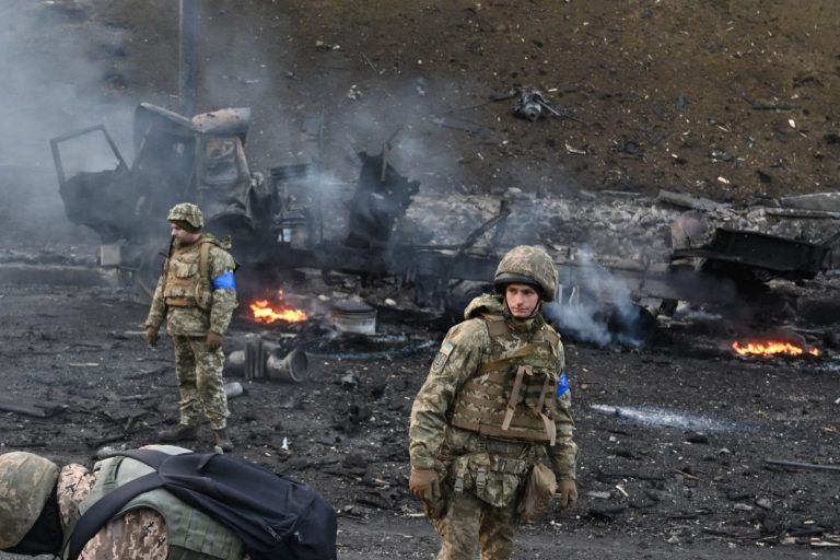 Soldati ucraini su un campo di battaglia. Fonte: La Notizia Giornale