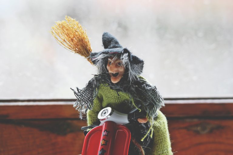 Foto di come noi oggi immaginiamo la figura della Befana