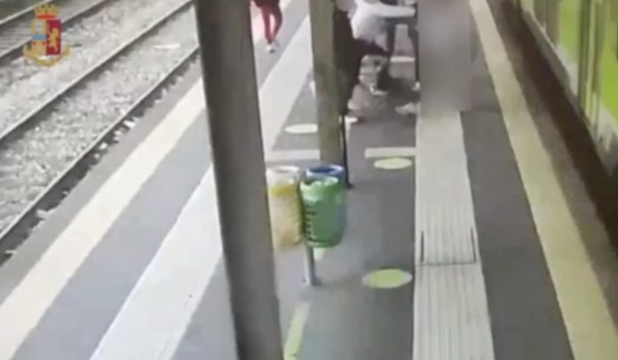 Un frame ripreso dalle telecamere di a circuito chiuso della stazione di Seregno.