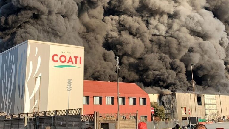 Incendio nel salumificio veronese Coati: dipendente si getta da una finestra per salvarsi