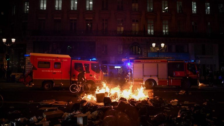Parigi: le proteste continuano