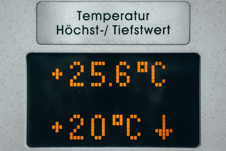 Termometri che segnalano temperature elevate