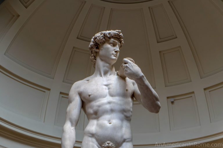 Mostra il David di Michelangelo agli alunni e viene cacciata