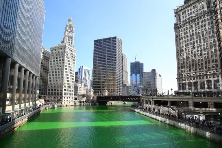 Le acque si colorano di verde a Chicago in onore del San Patrick Day
