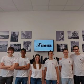 A pochi giorni dalla finale della competizione di robotica NAO Challenge che si svolgerà il 5 giugno a Genova, abbiamo intervistato il primo dei due team di robotica della scuola Alle Stimate guidati dal professor Giovanni Bellorio,
NaoArtemis @naoartemis.Topic 2025 lo sviluppo di applicazioni innovative con il robot NAO per migliorare, potenziare o diversificare le attività sportive.
La squadra ha programmato il proprio NAO per essere un utile vice allenatore durante le partite di calcio, tenendo sotto controllo i parametri biometrici di ciascun giocatore e, grazie alla CAA (Comunicazione Aumentativa e Alternativa), rispondere alle richieste di persone tra il pubblico che hanno difficoltà a comunicare.Nella realizzazione del progetto è da segnalare la disponibilità di @audacec5 .Intervista ⬇️⬇️⬇️
https://youtu.be/ioBClY63wOw?feature=sharedIntervistatori: Bellini Elena, Bricolo Caterina e Nicolis Vittoria