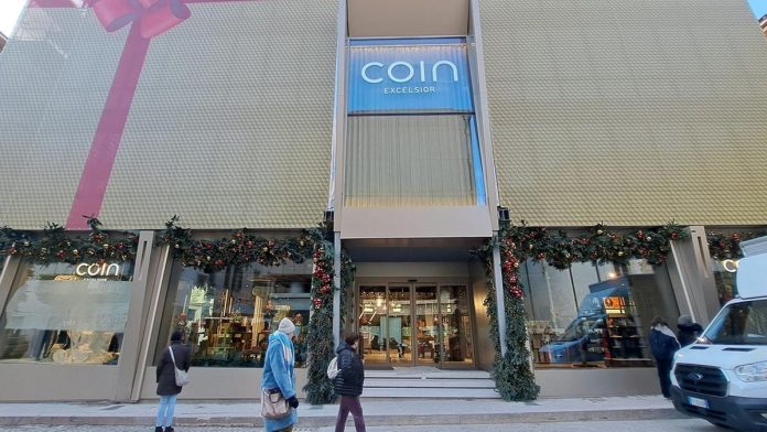 L'esterno del negozio Coin di Verona (foto da L'Arena)