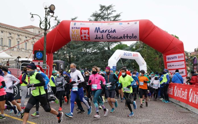 Un'immagine della partenza della Marcia del Giocattolo (Foto da Telenuovo)