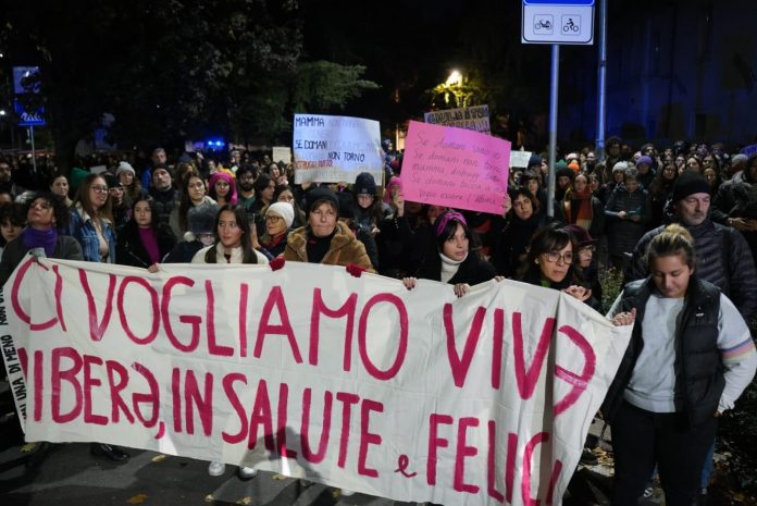 La manifestazione contro la violenza sulle donne a Verona (foto da L'Arena)