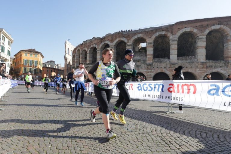 Immagine dei runner della romeo&giulietta run marathon in piazza Bra