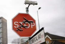 Banksy: nuova opera installata (e rubata) a Londra Banksy contro la guerra a Londra (foto di Wales Online)