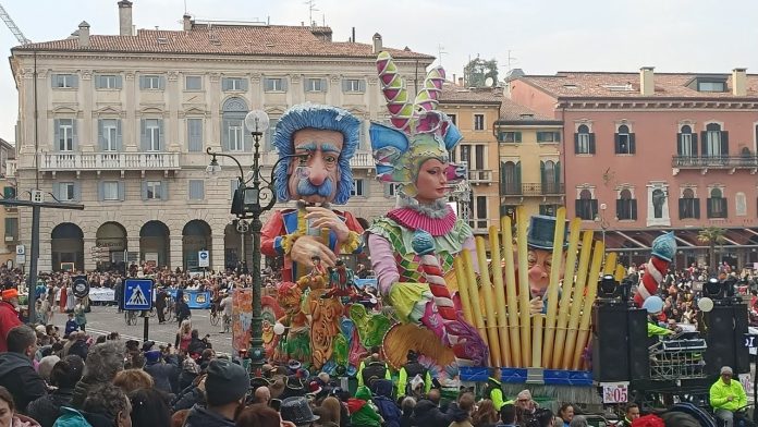 Carri di carnevale in piazza Bra a Verona.