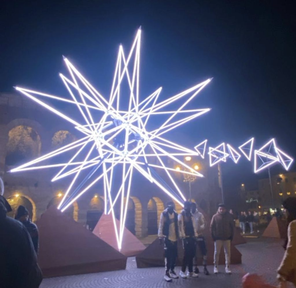 stella a luci e led di sera piazza bra