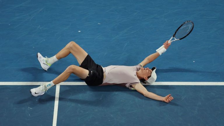 Jannik Sinner esulta dopo la vittoria agli Austrialian open avvenuti nel 28 gennaio 2024