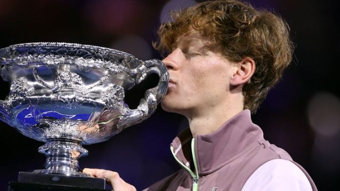 skysports-jannik-sinner-australian-open_6435942 Jannik Sinner bacia la coppa appena vinta agli Australian open lo scorso 28 gnnaio