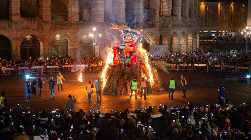 Il tradizionale rogo a Verona