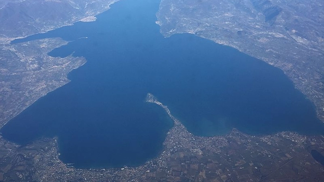 Foto del Lago di Garda dall’alto (foto di archivio)