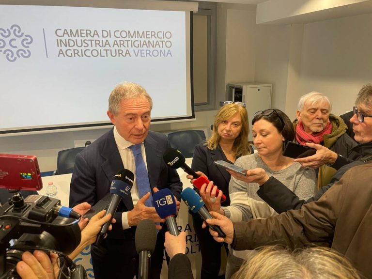 Il Ministro Urso circondato dai giornalisti in Camera di Commercio a Verona lo scorso 10 febbraio.