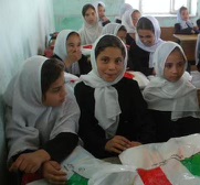 Dei bambini di un Paese in guerra a scuola