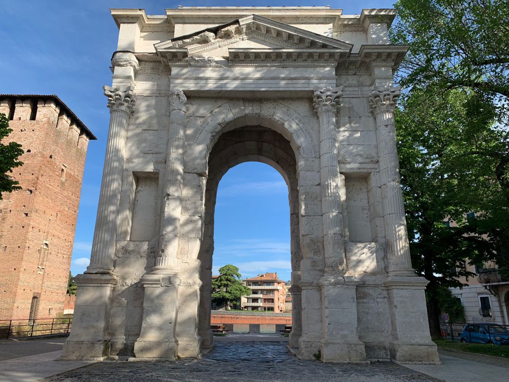 Un'immagine dell'arco dei Gavi.